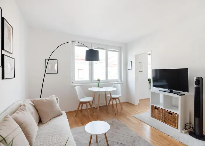 Modern, Bright -close To The Center In A Quiet Area Apartment