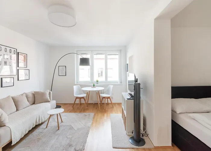 Modern, Bright -close To The Center In A Quiet Area Apartment *