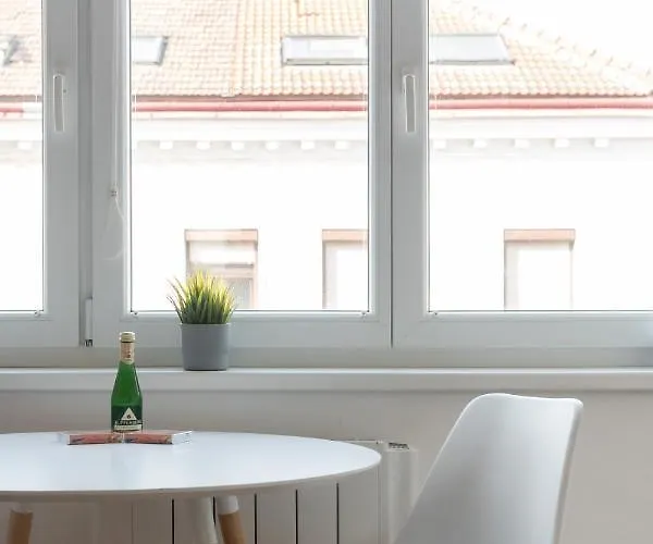 Modern, Bright -close To The Center In A Quiet Area Apartment *