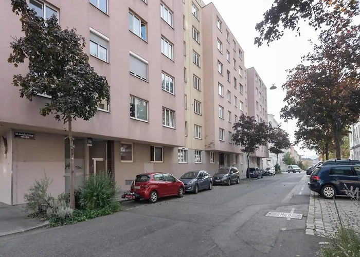 Modern, Bright -close To The Center In A Quiet Area Apartment *